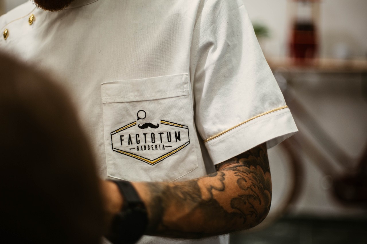 Factotum-Barberia-braccio-tatuaggi-divisa